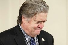 Trump Pecat Steve Bannon...