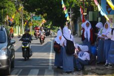 Ratusan Angkot Mogok,...