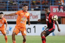 Persipura Pertahankan...