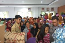 Berebut Bantuan Pangan,...