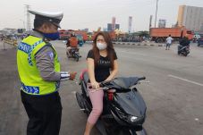 Pagi-pagi, Tiga Perempuan...