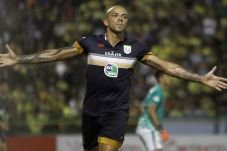 Tulang Kaki Retak, Striker...