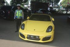 Kena Tilang, Mobil Porsche...