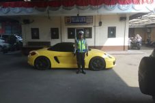Kena Tilang, Mobil Porsche...