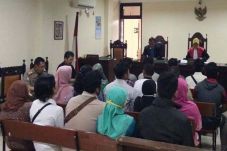Buang Sampah Sembarang,...