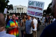 Trump Resmi Melarang...