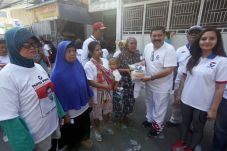 Bagikan Beras Gratis,...