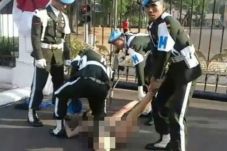 Pria Tanpa Busana Coba...