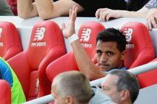Alexis Sanchez Tertawa...