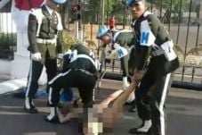 Pria Bugil Penerobos...