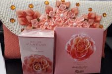 Pakai Parfum, Wanita...