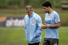Pelatih Uruguay Belum...