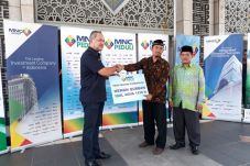MNC Peduli Serahkan...