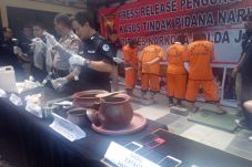Polda Gerebek Home Industri...
