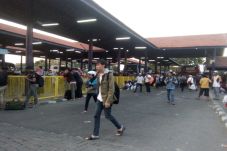 Ribuan Penumpang Memadati...