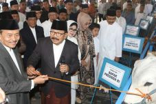 Soekarwo Kurban Sapi...