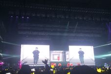 Berbaju Merah, G-Dragon...