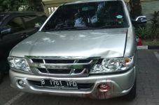 Tertabrak Mobil Sendiri,...