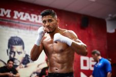 Abner Mares Puas Amankan...