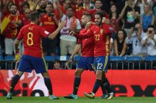 Bungkam Italia, Spanyol...