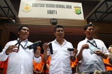 Gasak Senjata Polisi,...