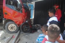 Truk Bermuatan Aspal...