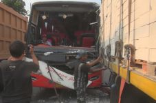 Sopir Ngebut, Bus Sarat...