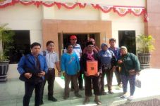 Warga Parangkusumo Tagih...