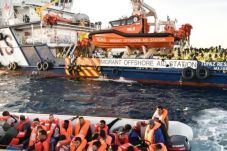 Bantu Rohingya, Kapal...