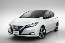 Nissan Perkenalkan Mobil...