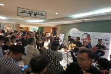 Warga Antusias Tonton...