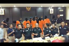 Polisi Bongkar Gudang...