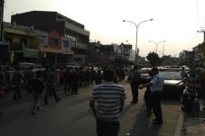Pertemuan Buntu, Warga...