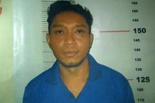 Kelabui Sipir, Seorang...