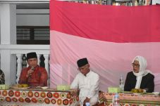 Didatangi Wasekjen PDIP,...