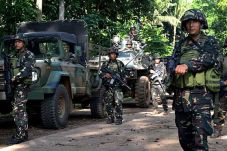 Tentara Filipina Selamatkan...