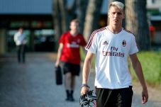 Bek AC Milan Kena Virus...