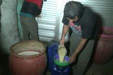 Polisi Gerebek Gudang...