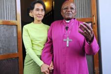 Desmond Tutu Kutuk Suu...