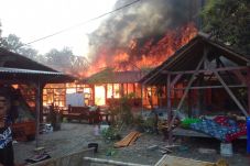 Bakar Sampah Dekat Kandang...