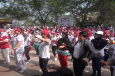 Ratusan Warga Ramaikan...