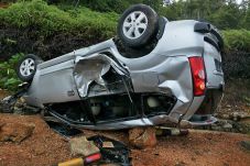 Pecah Ban, Avanza Terbalik...