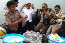 Diupah 50 Dolar Singapura,...