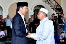 Istri Hamzah Haz Tutup...