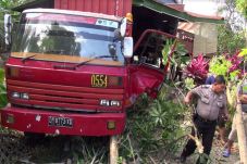 Truk Kontainer Tabrak...