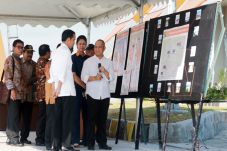 Jokowi Resmikan Tol...