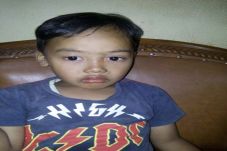 Bocah Lelaki Ini Ditemukan...