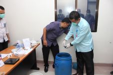 Polda Kepri Musnahkan...