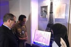 Wow, Ada Menara Eiffel...