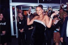 Rihanna Pamer Berlian...